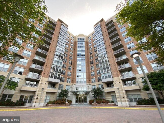 Foto del edificio - 11800 Sunset Hills Rd