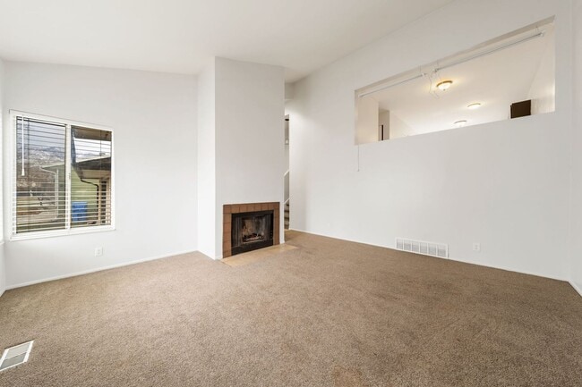 Foto del edificio - Murray Cul-de-sac Side by Side Duplex with New Carpet and Paint