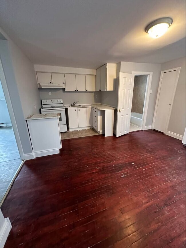 Photo du bâtiment - SPACIOUS 2-BEDROOM MAIN FLOOR APARTMENT