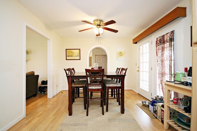 Foto del edificio - Pet Friendly, One Level Living in Johnson ...