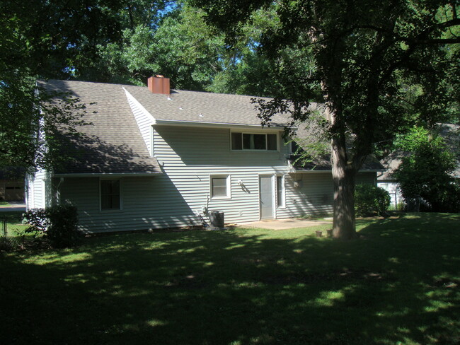 Building Photo - Large 5 Bedroom Nall Hills Home