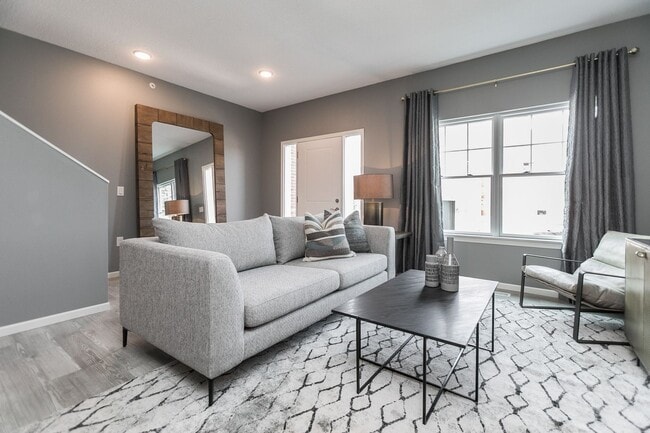 Foto del edificio - Fully Furnished Townhome Blocks Away From Downtown, Flexible Leasing Terms!