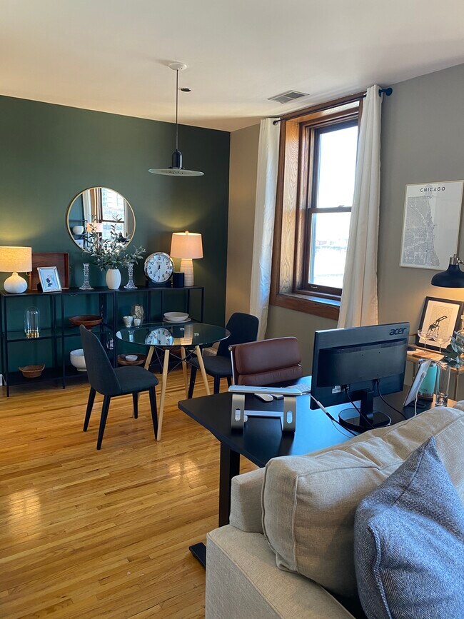 Foto del edificio - 550 W Surf St