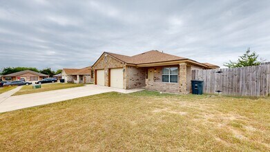 Building Photo - 902 Yi Dr