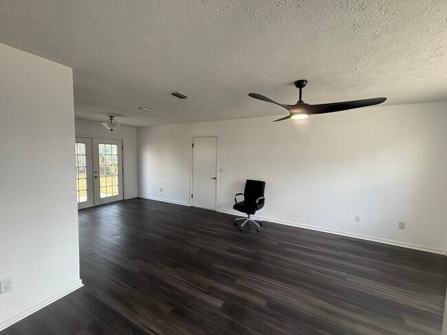 Foto del edificio - 906 N Church Ave