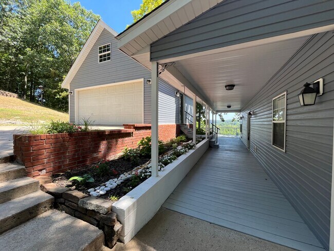 Building Photo - Gorgeous Home on the White River!!