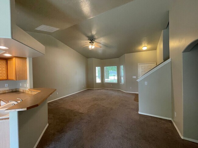 Foto del edificio - 4 Bed Meridian Home w/ 3 Car Garage & over...