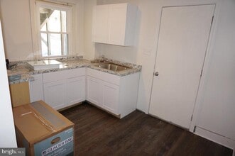 Building Photo - 527 Green St