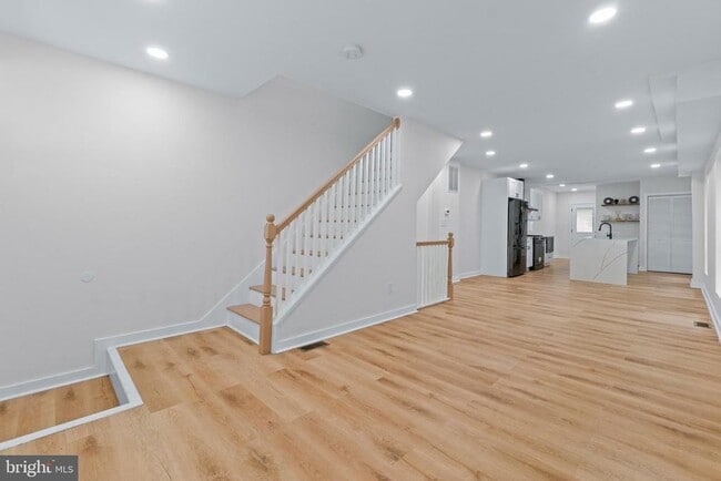 Building Photo - 530 E 38th St