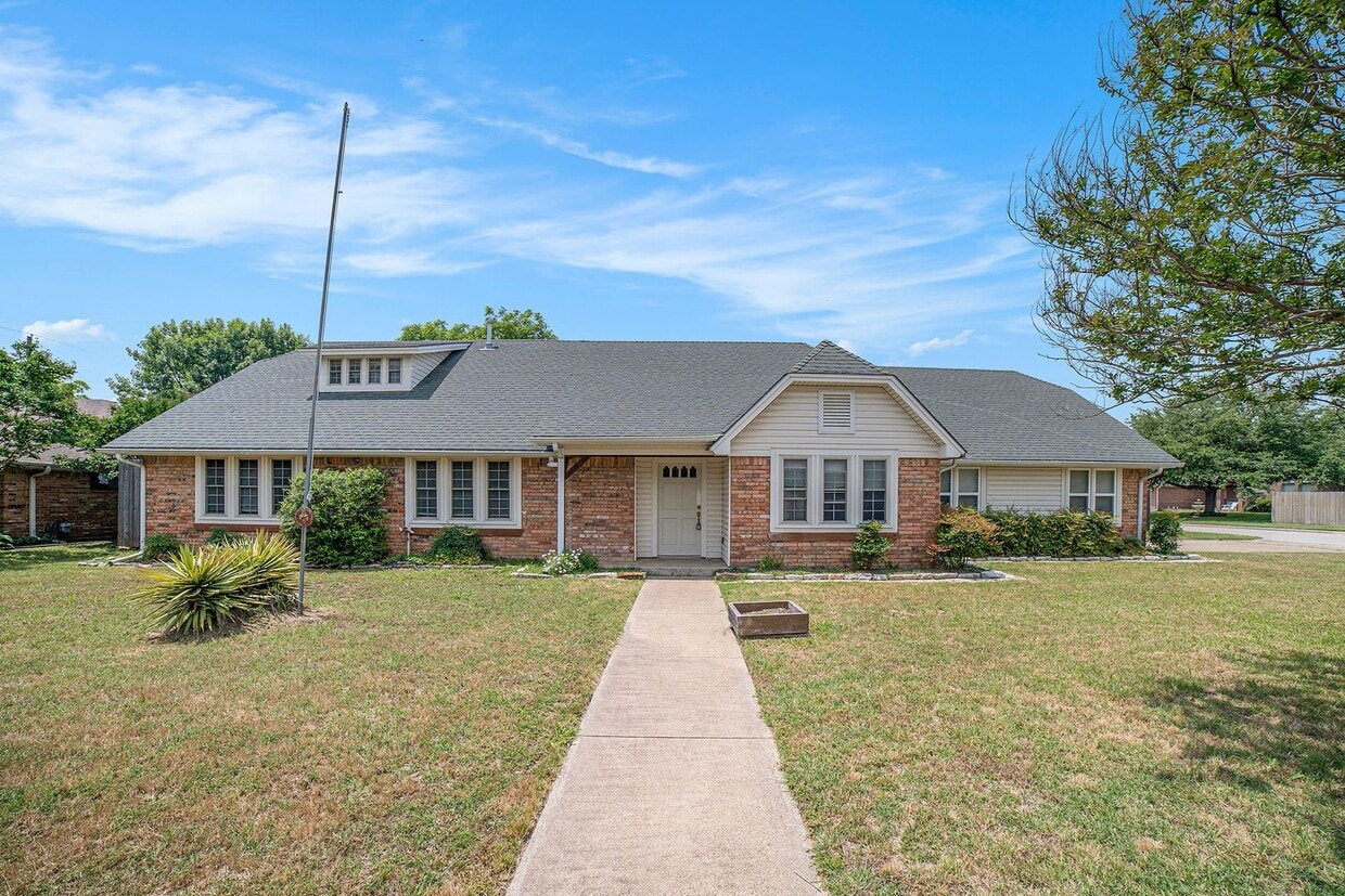Nestled in the heart of Southlake, this beautifully maintained 4-bedroom, 3-bath single-family ho... - Nestled in the heart of Southlake, this beautifully maintained 4-bedroom, 3-bath single-family ho...