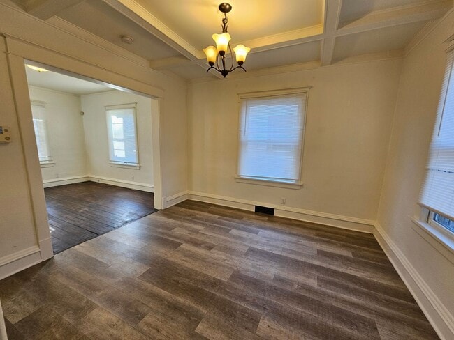 Building Photo - Super cute SE 2 bedroom 1 bath with many u...