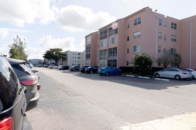 Building Photo - 2851 Somerset Dr