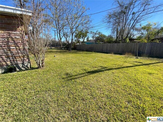 Building Photo - 3003 Bobolink St