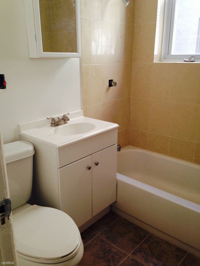 Building Photo - 2 br, 1 bath  - 83 Bostwick Ave 1l