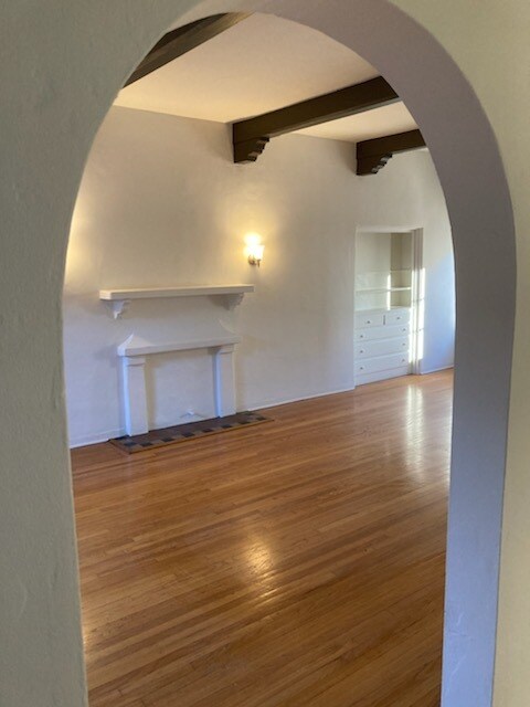 Building Photo - 455 N Sycamore Ave
