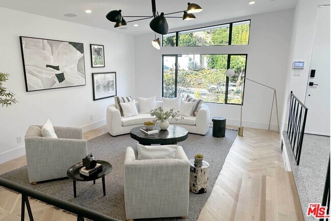 Foto del edificio - 1541 Rising Glen Rd