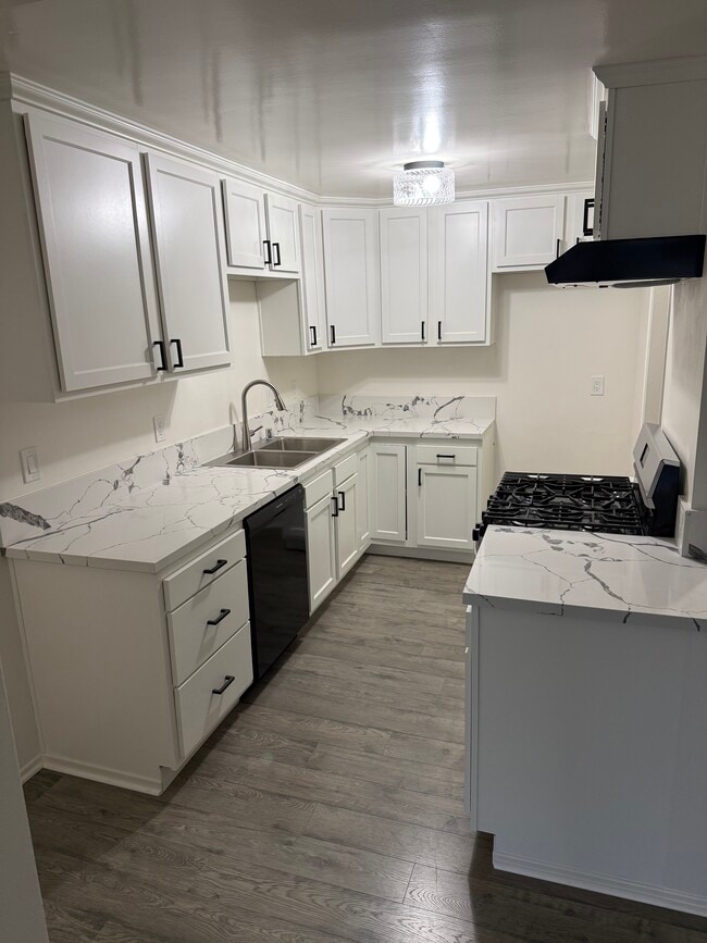 Building Photo - 927 W 19th St