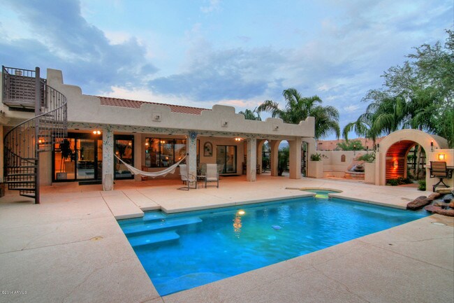 Foto del edificio - 2321 W Desert Hills Dr