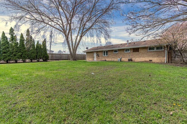 Foto del edificio - 3 bedroom, 1 bath ranch home! Close to I-74, on the local MTD bus line!! - Available 05/01/2026