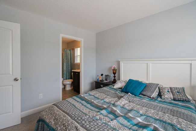 Building Photo - Spacious 4 Bed, 4 Bath Home in HOA Community