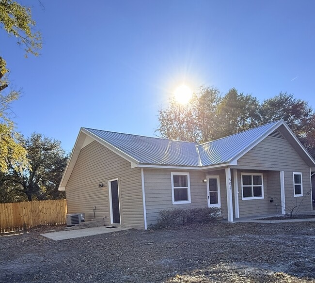 Foto del edificio - 506 Idlewood Cir