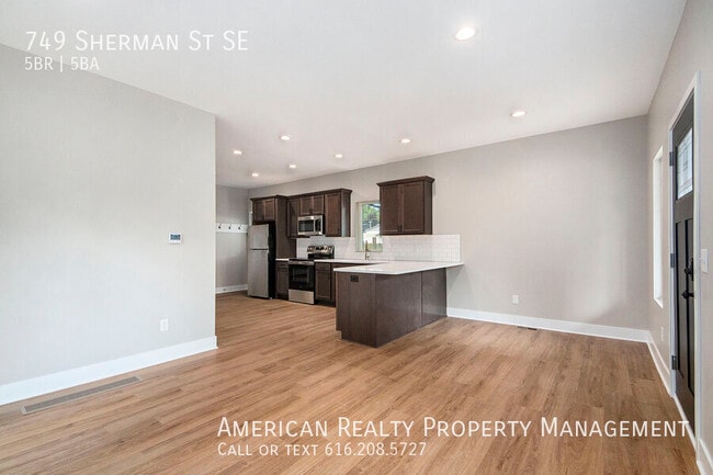 Building Photo - 749 Sherman St SE