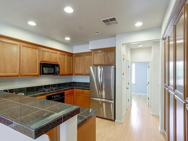 Foto del edificio - UPGRADED HOME IN HIGHLY CENTRAL SETTING. R...