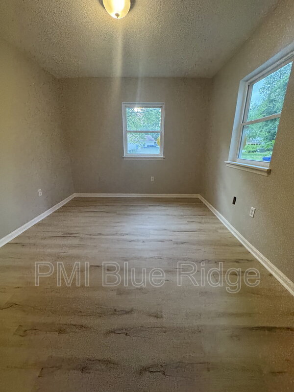 Building Photo - 2020 Somerset Dr