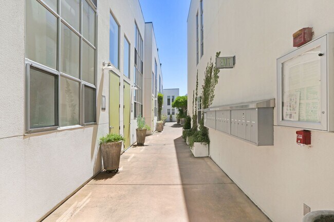 Building Photo - Updated 1bd/2ba Loft Close to Downtown Son...