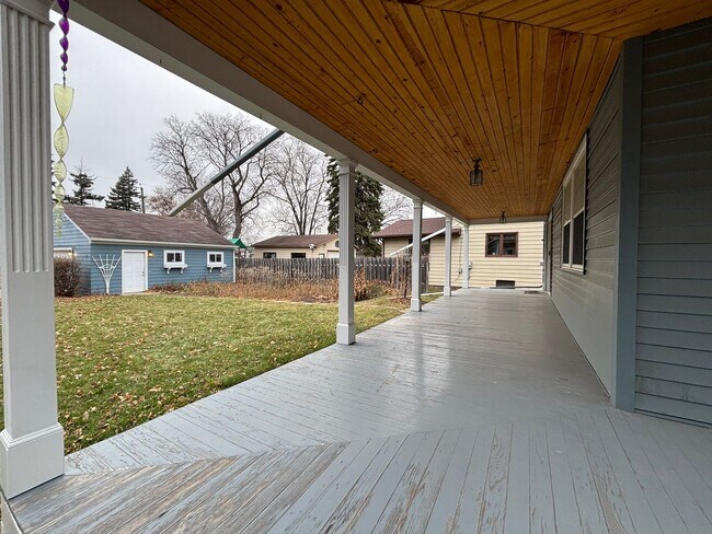 Foto del edificio - Charming 3×2 Home with Wrap-Around Porch & Detached Double Garage – $1,795/Month