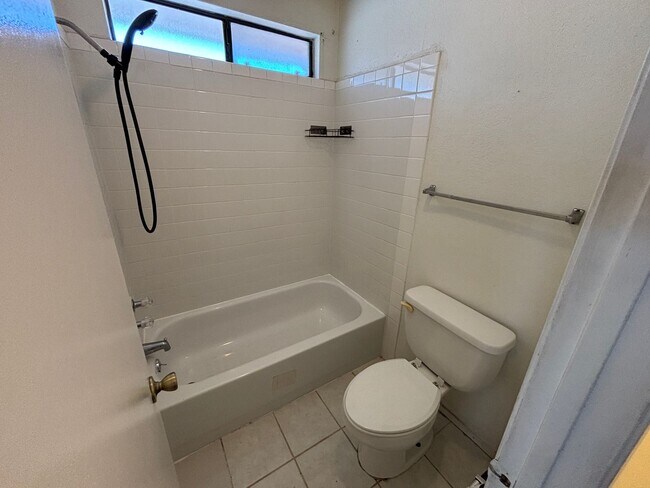 Building Photo - Spacious 4-Bedroom Home in Moreno Valley