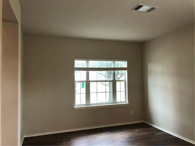 Foto del edificio - 15100 Fernhill Dr