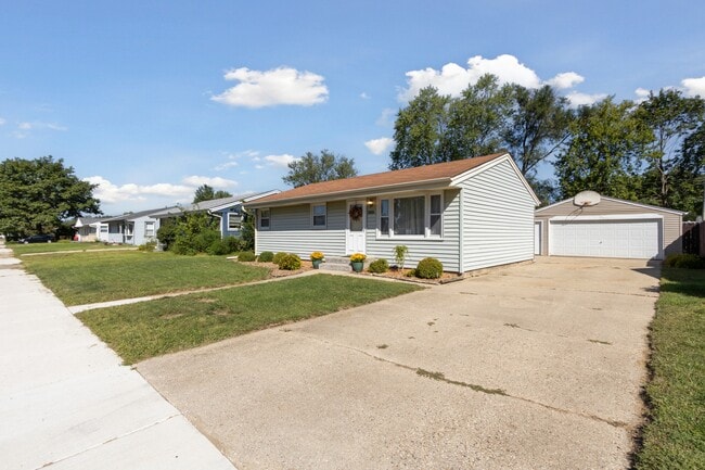 Building Photo - 2026 Evans Ave