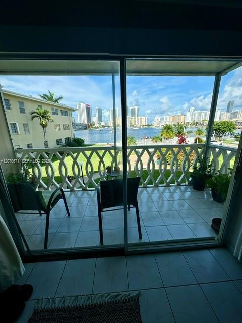 Foto del edificio - 450 Golden Isles Dr