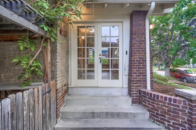 Building Photo - MOVE IN INCENTIVE! Remodeled Highland's Bu...