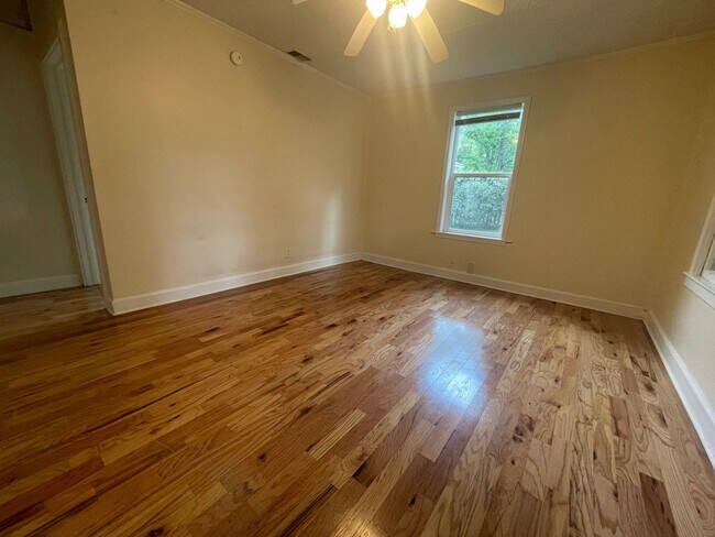 Building Photo - 2 BEdroom 1 Bath House