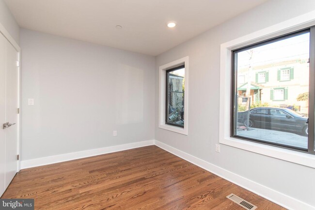 Building Photo - 814 N Uber St