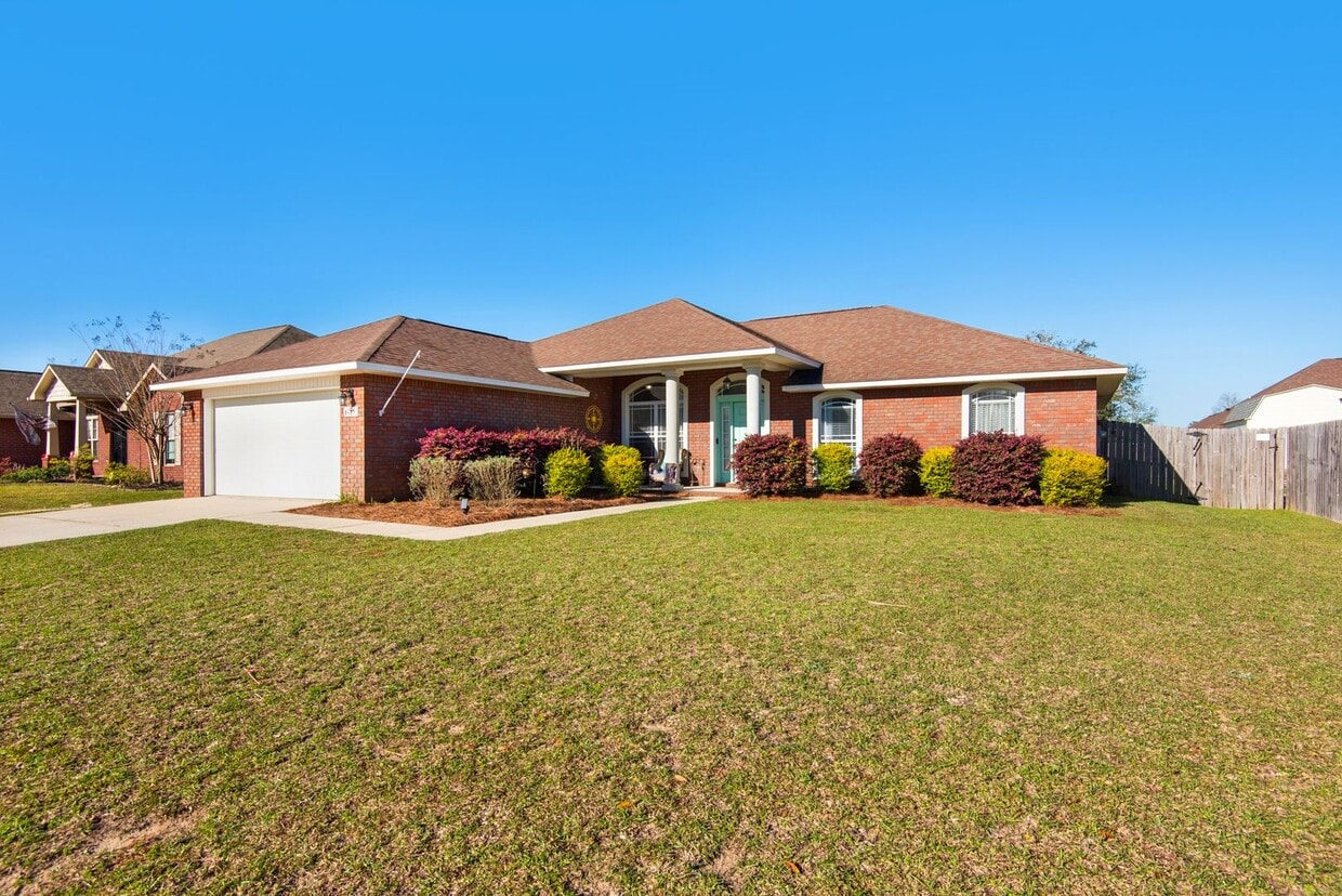 Primary Photo - Splash in with a4/2 pool home in Holly-Cli...