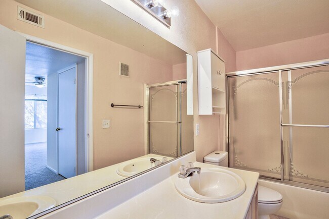 Building Photo - 2 Bed, 2 Bath Beautiful condo available now!
