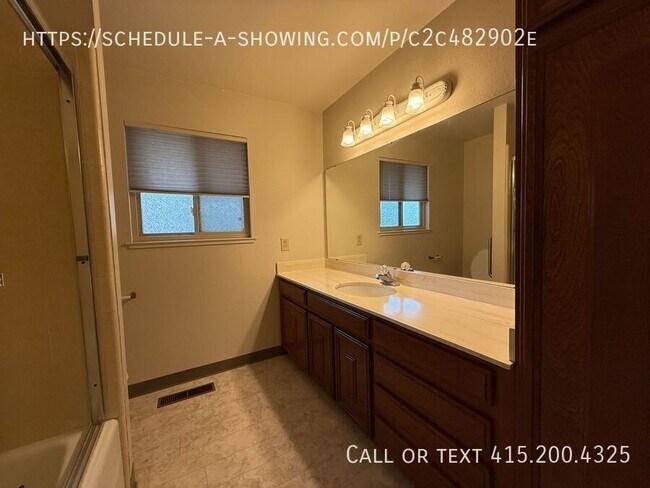 Building Photo - 740 Woodcrest Ln