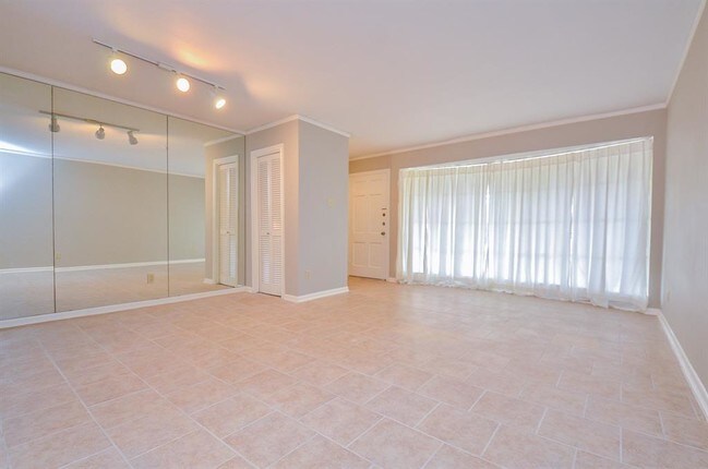 Foto del edificio - 2727 Briarhurst Dr