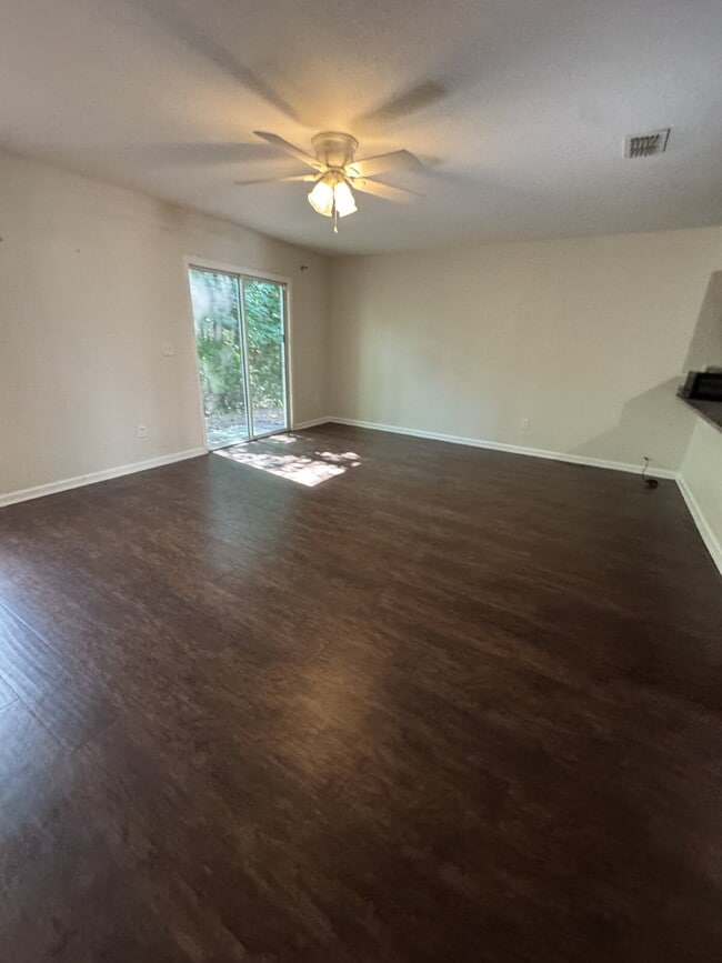 Building Photo - 4 bedroom 2.5 bath townhome with 1 car att...