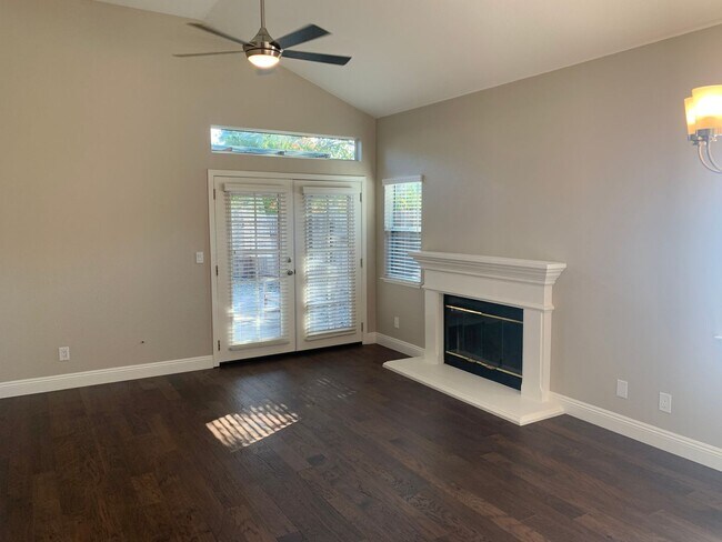 Building Photo - Beautiful, Remodeled 3 Bedroom, 2 Bath Sin...