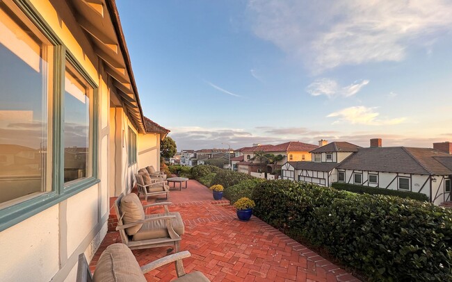 Foto del edificio - Lovely single story beach home with Ocean ...