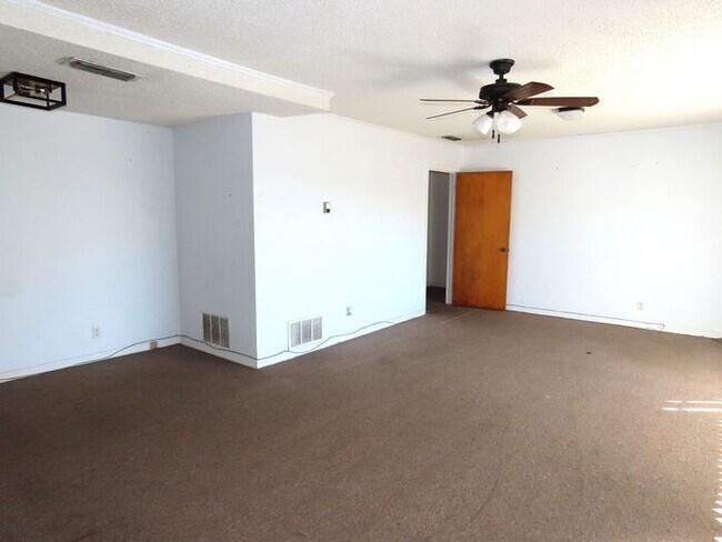Building Photo - Commercial Space, Available Now!