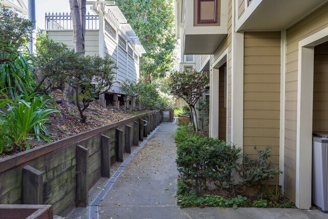 Building Photo - Sunny Potrero Hill 3BR / 1BA Townhome | Private Yard | YouTube Tour