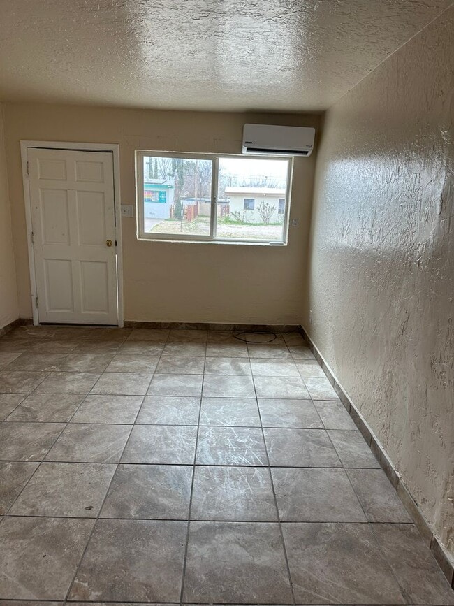 Building Photo - Great 1 Bed 1 Bath located near NMSU