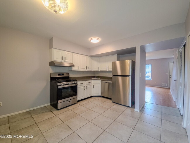 Building Photo - 12 Creek Rd