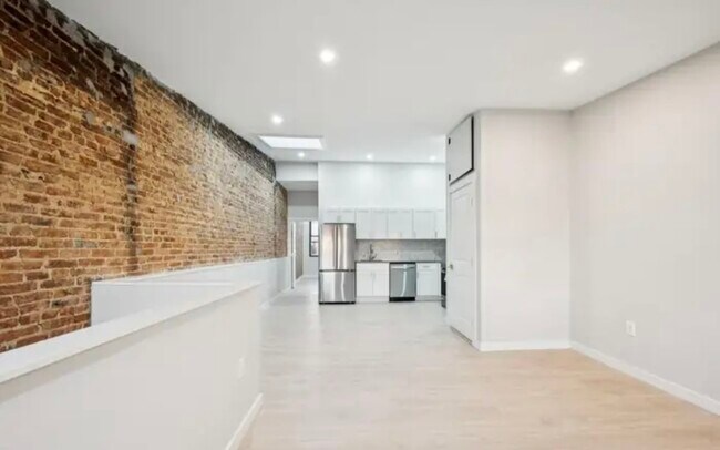 Foto del edificio - 2416 N Charles St