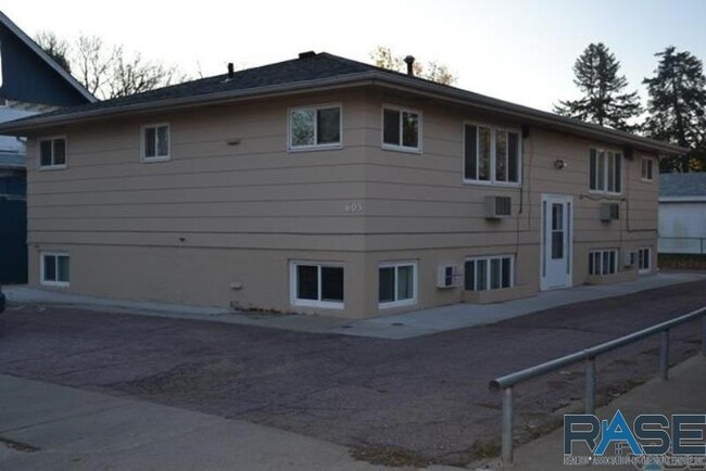 Building Photo - 605 W 17th St